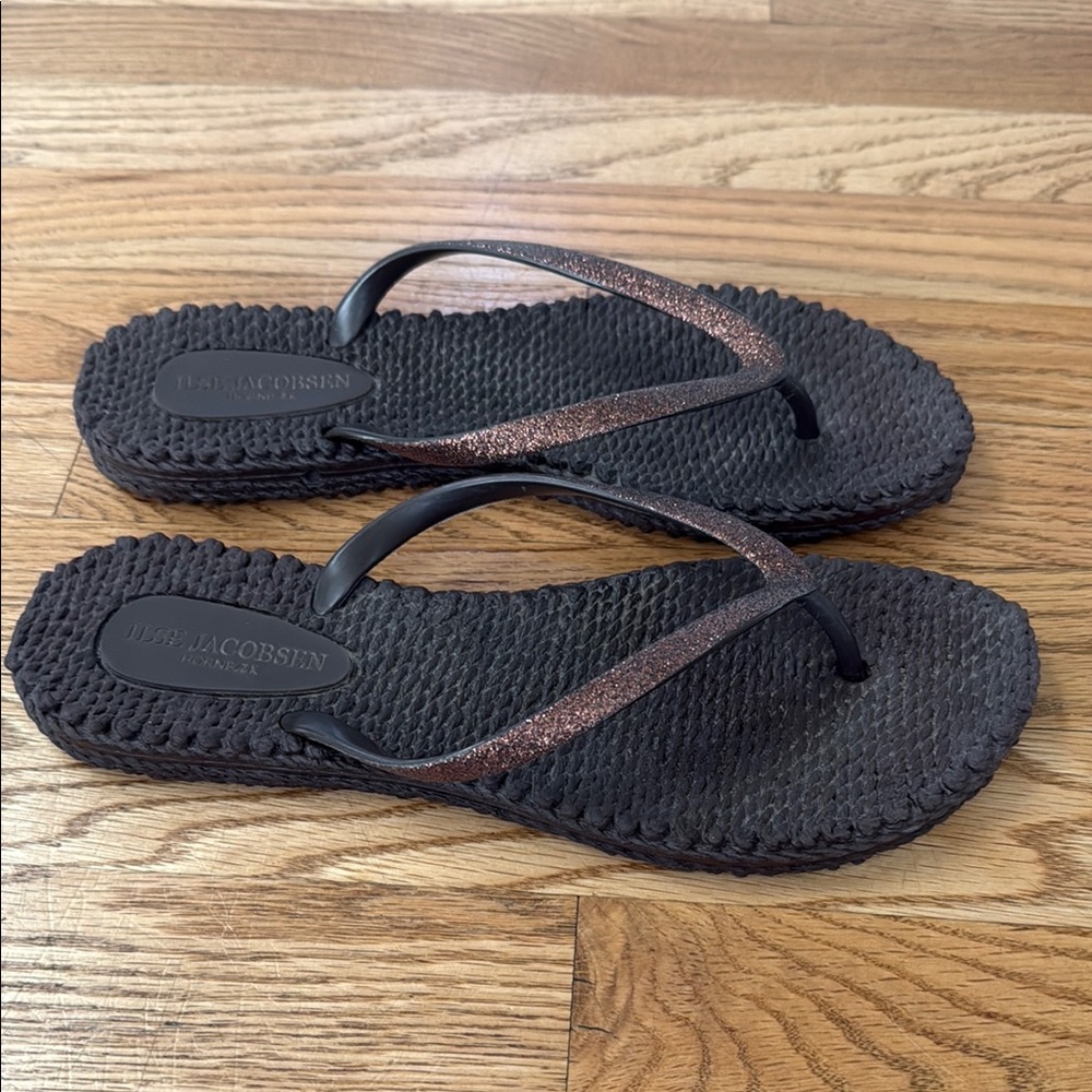 Ilse Jacobsen Black Flip Flop Sandals with Bronze Sparkle Straps size 8